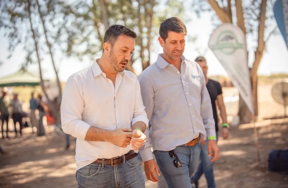 Luis Petri junto a Ramiro Labay, presidente de la Cámara de Alvear, entidad que organiza la Fiesta de la Ganadería.