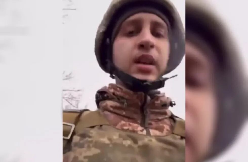Un soldado ucraniano se despidió de sus padres antes de ser movilizado al frente de batalla.