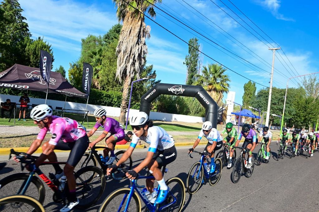 El mendocino Nahuel Méndez (Municipalidad de Guaymallén) se transformó en el nuevo líder de la clasificación general de la XLVIII Vuelta de Mendoza al ingresar en el pelotón de vanguardia de la cuarta etapa del tour provincial. / Gentileza.