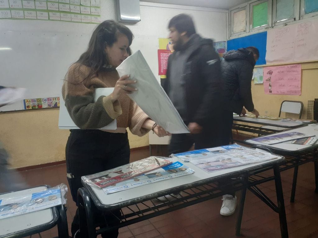 Preparativos de boletas en el cuarto oscuro en la escuela Leandro Alem de Guaymallén - Foto José Gutiérrez / Los Andes