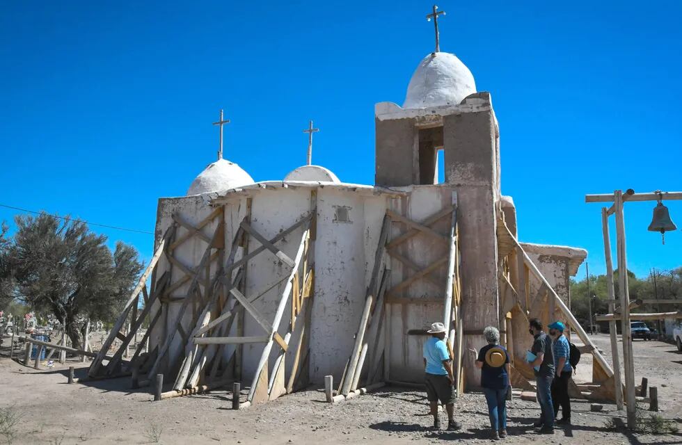La estructura de la capilla fue apuntalada y recientemente le realizaron un nuevo revoque. Una comisión la analizará hoy. Foto: Claudio Gutiérrez / Los Andes.