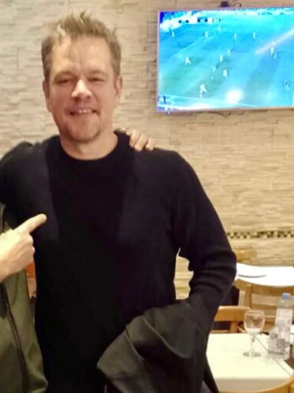 Matt Damon pasó por un restaurante de Retiro y vio un partido de fútbol (Gentileza / La Nación)