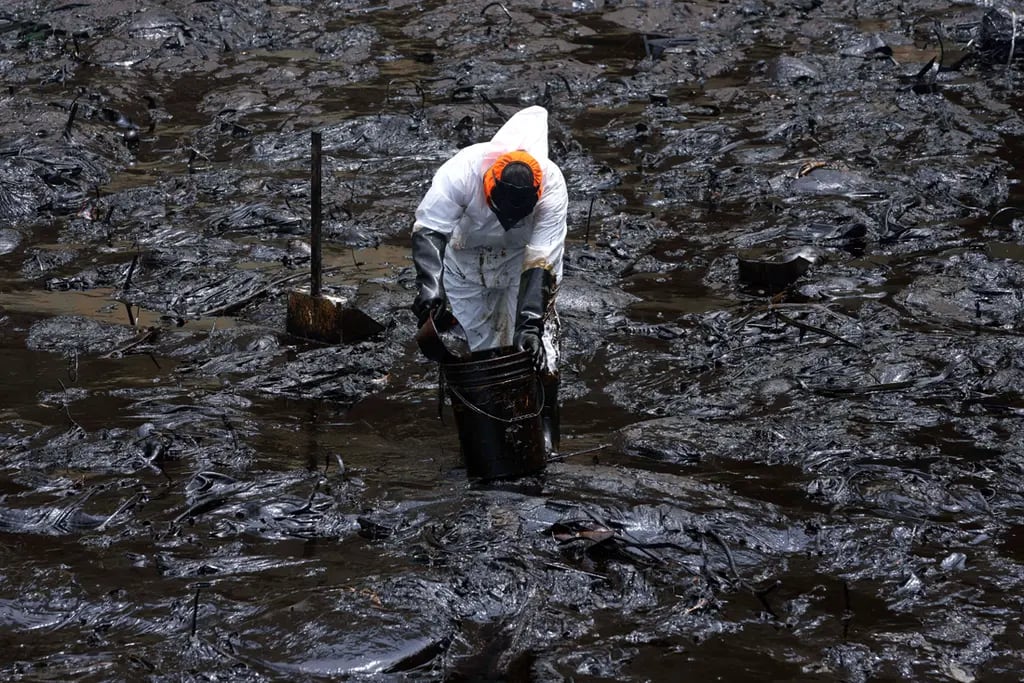 Derrame de petróleo en las costas de Perú