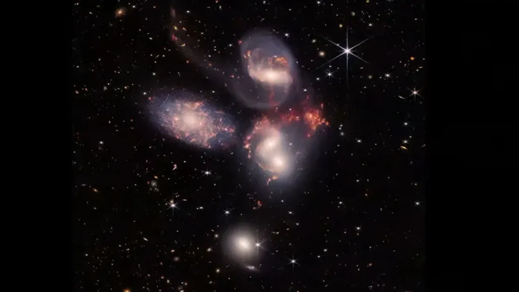 El quinteto de Stephan, que muestra cinco galaxias, cuatro de las cuales interactúan, chocan entre sí y tiran y estiran la gravedad de las demás.