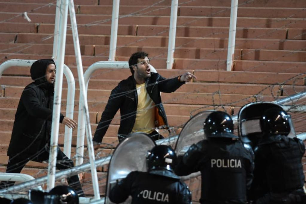 Fanático de Quilmes amenazan a la Policiía de Mendoza y el público mendocino. / Mariana Villa (Los Andes).