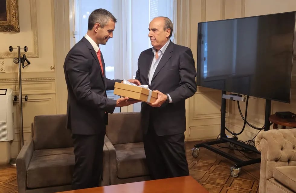 El ministro del Interior, Guillermo Francos, le entregó la "ley ómnibus" al presidente de la Cámara de Diputados, Martín Menem (Foto: HCDN)