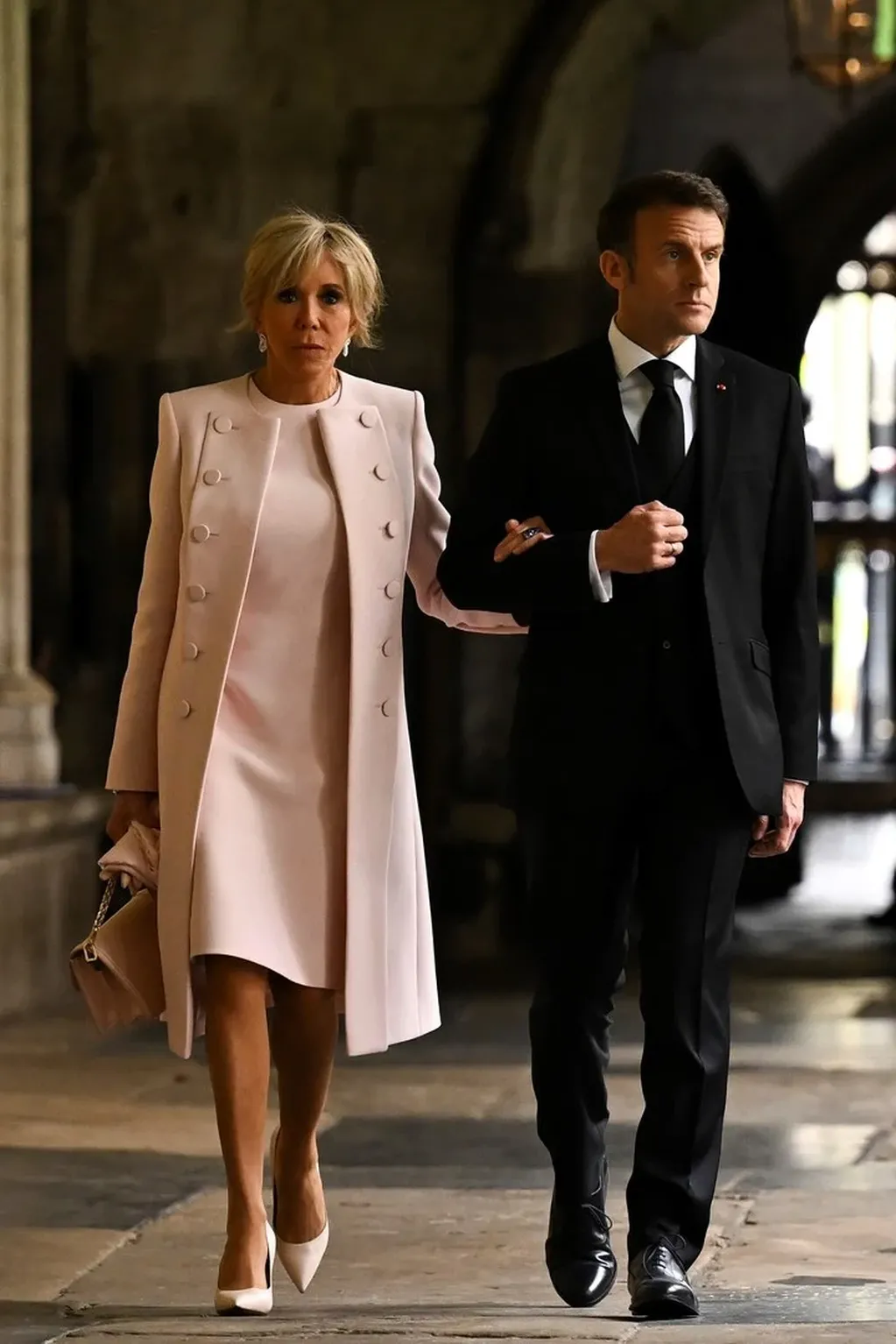 El presidente francés Emmanuel Macron y su esposa, Brigitte Macron, asistieron a la coronación. Foto: Clarín