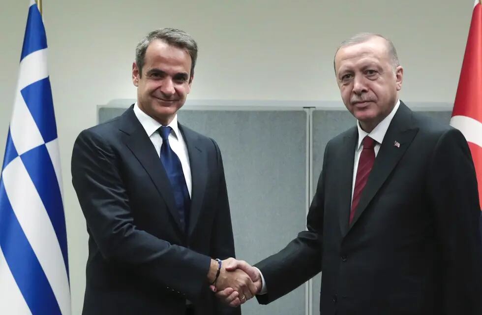 Primer Ministro de Grecia, Kyriakos Mitsotakis (izquierda) junto al presidente de Turquía, Recep Erdogan (derecha).