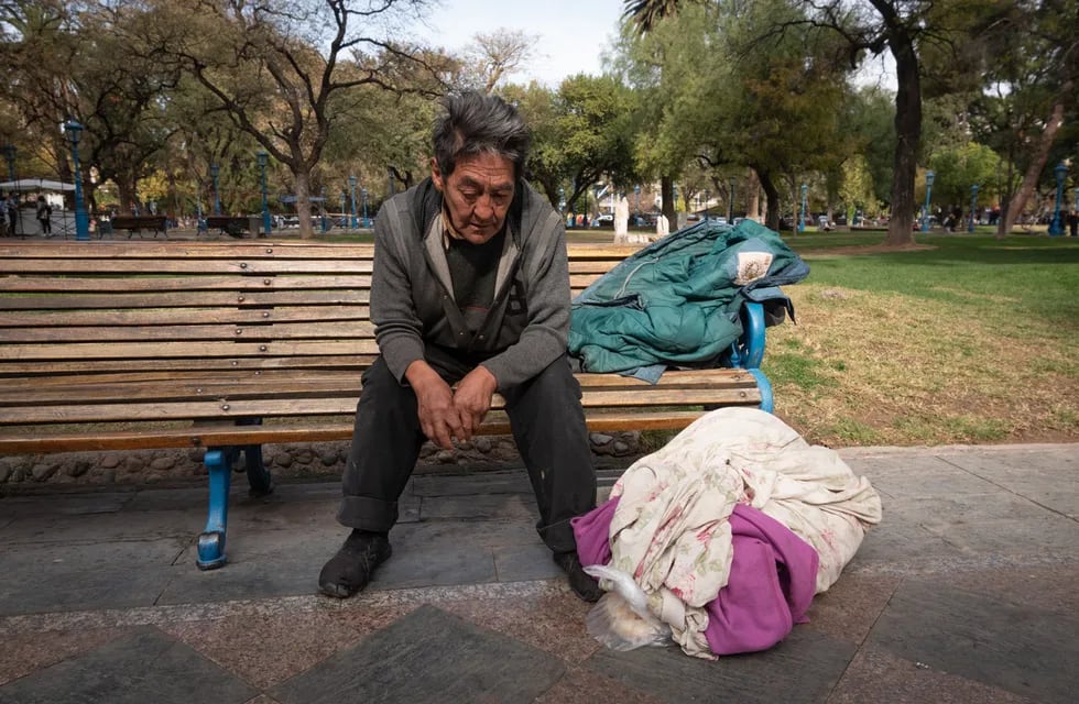 Pese a tener 35 discos grabados, Navarro vive en la plaza junto a dos indigentes. | Foto: Ignacio Blanco / Los Andes