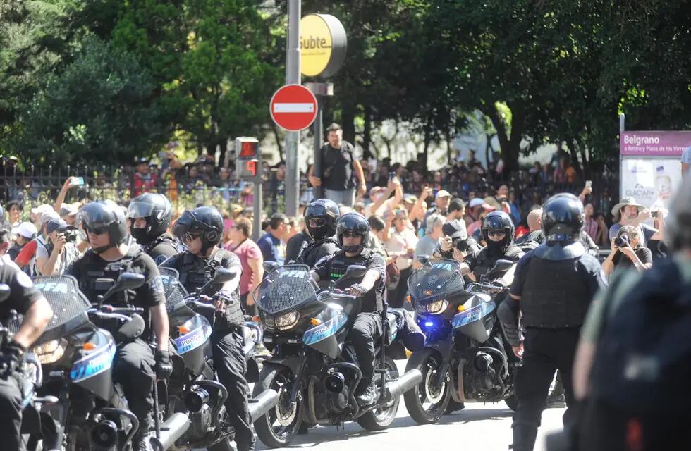 Organizaciones sociales y piqueteros en la Ciudad de Buenos Aires se manifestaron rodeados de la fuerzas de seguridad. Foto: Federico Lopez Claro