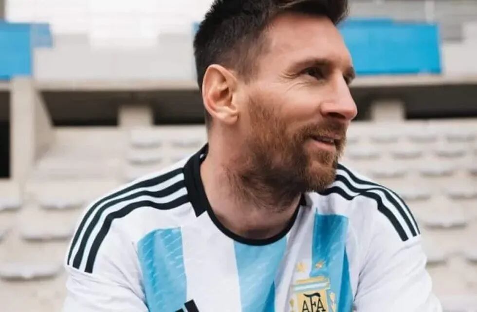 Con Lionel Messi como máxima figura, la Selección Argentina presentó el nuevo modelo de camiseta que se utilizará en Qatar 2022. Hermosa. / Gentileza.