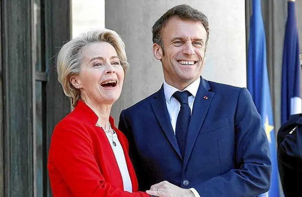 Ursula Von der Leyen y Emmanuel Macron, presidente de la Comisión Europea y presidente de Francia respectivamente, en una imagen de archivo.