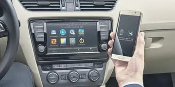 Las aplicaciones del celular se alojan y se ejecutan en el sistema de entretenimiento del auto.