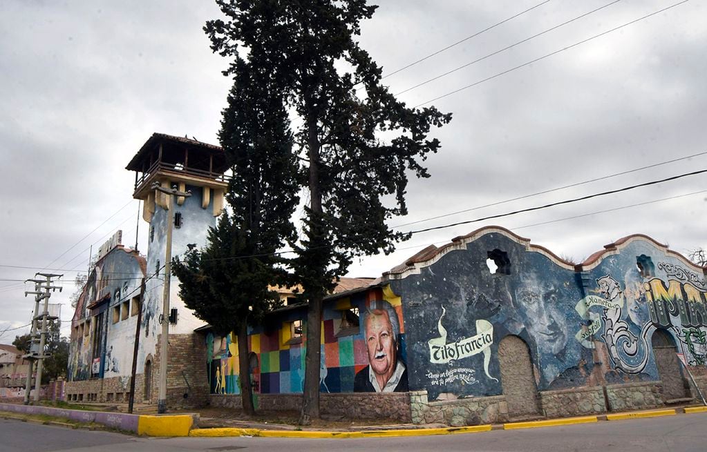 Murales que se resisten ante el abandono de la ex bodega Filippini. Foto: Orlando Pelichotti