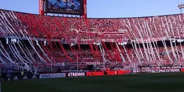 Alrededor de 60 mil simpatizantes colmaron las instalaciones del estadio mundialista para presenciar el juego por la Superliga. Video.