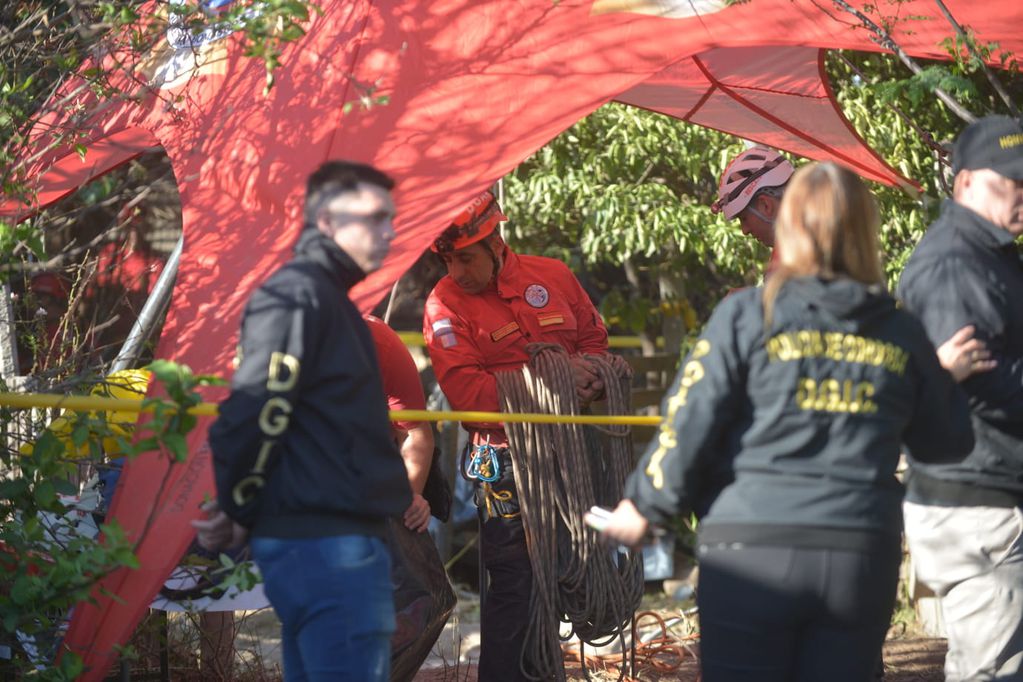 Arduo trabajo de bomberos en la casa de barrio Autódromo para recuperar los cuerpos de las dos mujeres desaparecidas. (Nicolás Bravo / la Voz)