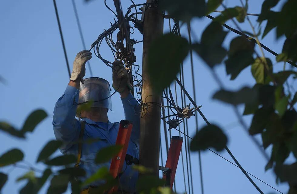 Los prestadores locales del servicio piden usar los postes del alumbrado para llegar a más hogares con fibra óptica. Foto: José Gutierrez / Los Andes