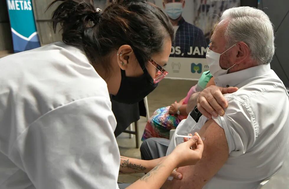 Vacunación a los ancianos de más de 70 años en el Parque Central. Foto: Orlando Pelichotti / Los Andes