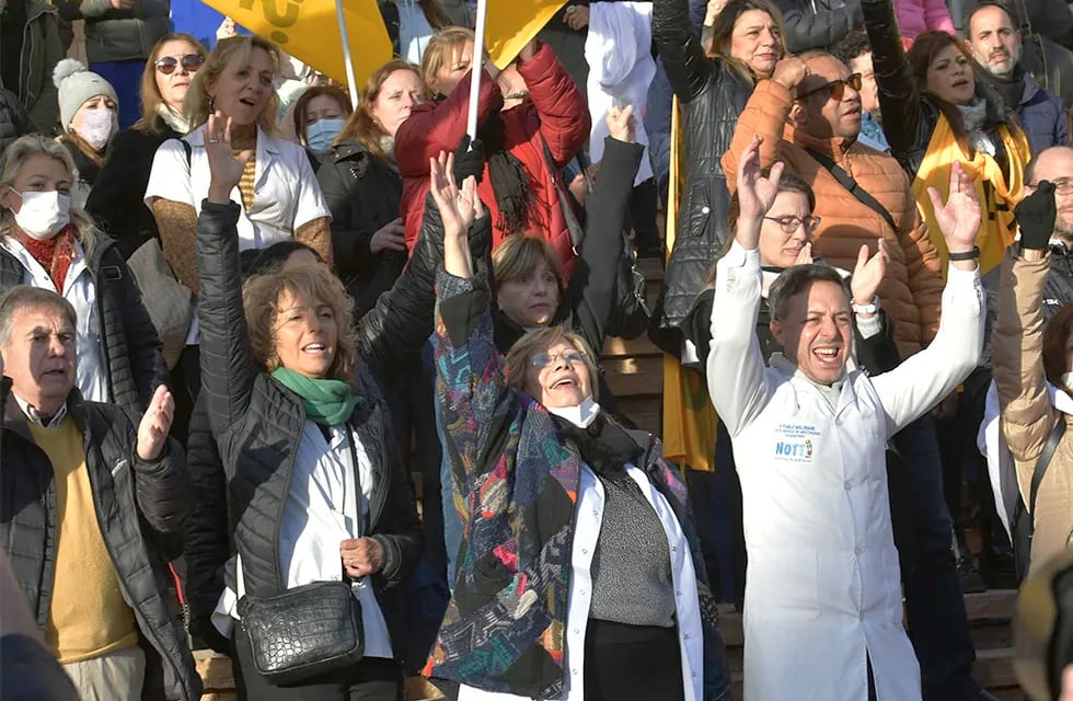 La Asociación Mendocina de Profesionales de la Salud (Ampros) llamó a un paro sin asistencia a los lugares de trabajo y una concentración en la explanada de la Casa de Gobierno a partir de las 9 de ayer.
Foto: Orlando Pelichotti / Los Andes
