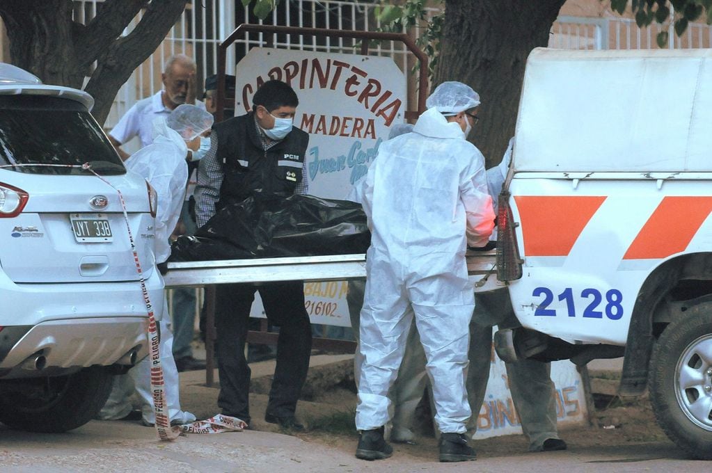 Los forenses trasladando el cuerpo del carpintero tras el hecho. Ignacio Blanco/Los Andes 