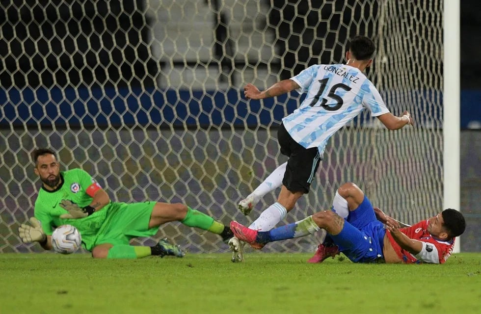 Nico Gónzález (15) falló cuatro situaciones claras de gol ante Chile. La efectividad, el aspecto a corregir urgente. / AFP