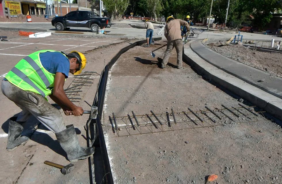 Empleados, obreros de la construcción trabajan en Guaymallén. Foto: Orlando Pelichotti