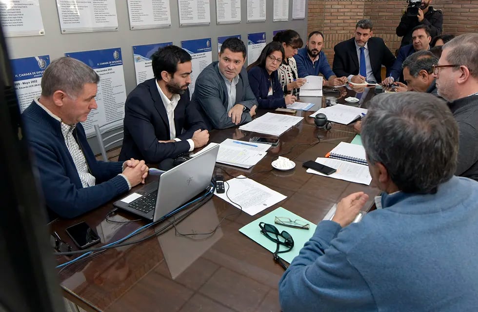 El ministro de Hacienda y Finanzas, Víctor Fayad, presentó las modificaciones a la Ley de Responsabilidad Fiscal en la Legislatura

Foto: Orlando Pelichotti