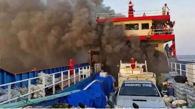 Video Pasajeros de un ferry se lanzaron al mar para escapar de un incendio