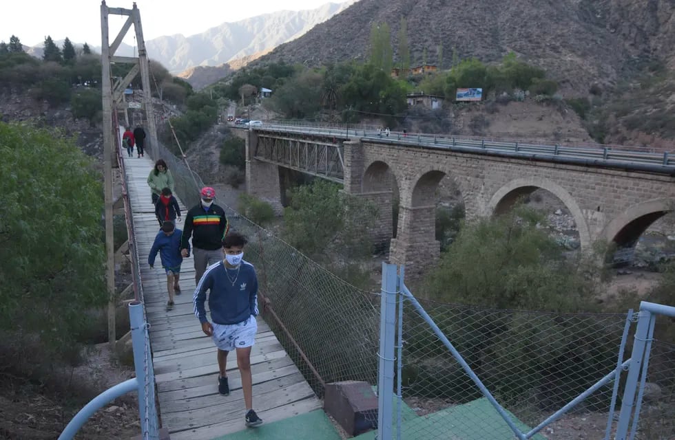 Turismo interno en el puente ubicado en Cacheuta.