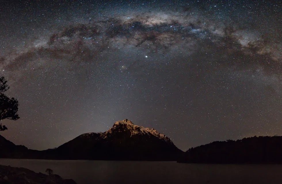 Panorama de la Vía Láctea sobre la cordillera de los Andes, con la luz zodiacal extendiéndose entre ambas.