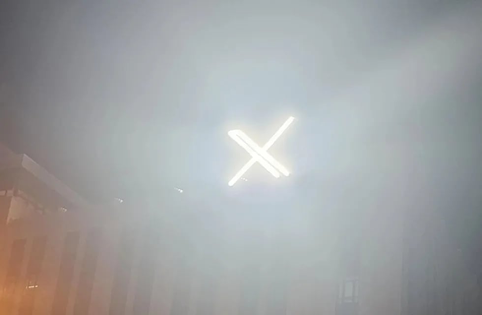 Retiraron el cartel luminoso de la “X” del techo de la sede en San Francisco por quejas de los vecinos. Foto: Twitter.