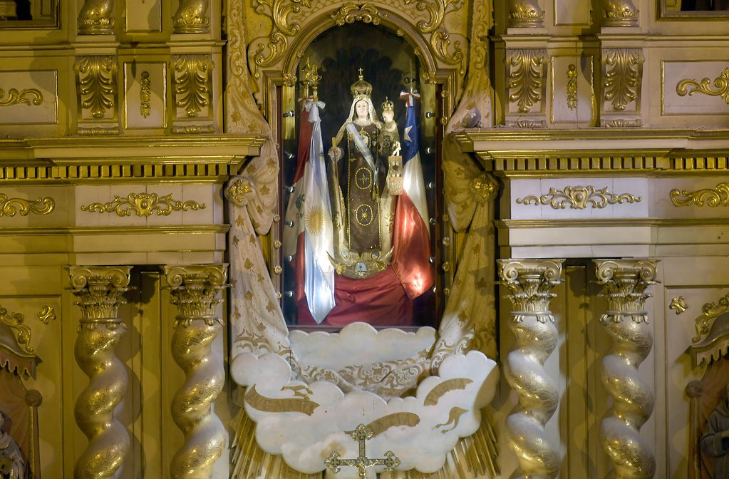  Virgen del Carmen de Cuyo, Patrona y Generala del Ejército de los Andes, y el bastón de mando del General José de San Martín. Foto: Orlando Pelichotti