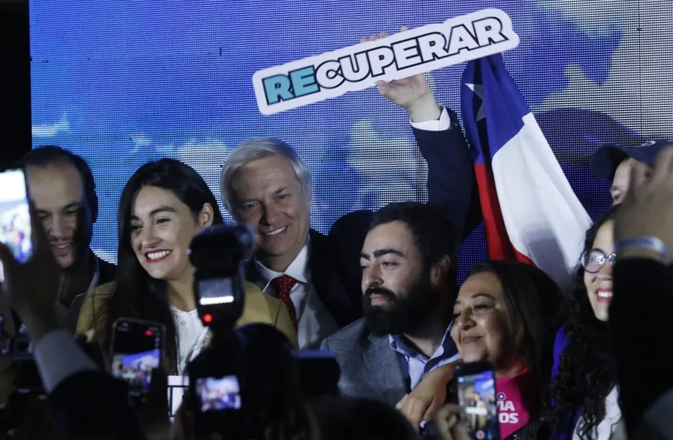 En la imagen, representantes del Partido Republicano celebran el triunfo electoral, con José Antonio Kast en el medio y detrás, protagonizando una disputa clave para el gobierno de Gabriel Boric.