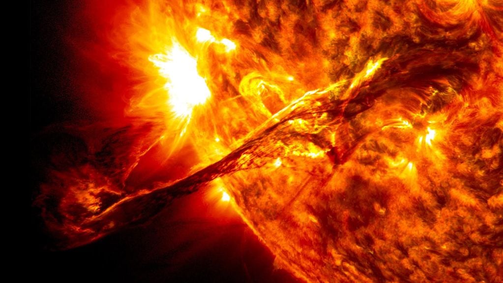 Una mancha solar es una región del Sol que tiene una temperatura más baja que sus alrededores, y con una intensa actividad magnética. Una mancha solar típica consiste en una región central oscura, llamada "umbra", rodeada por una "penumbra" más clara