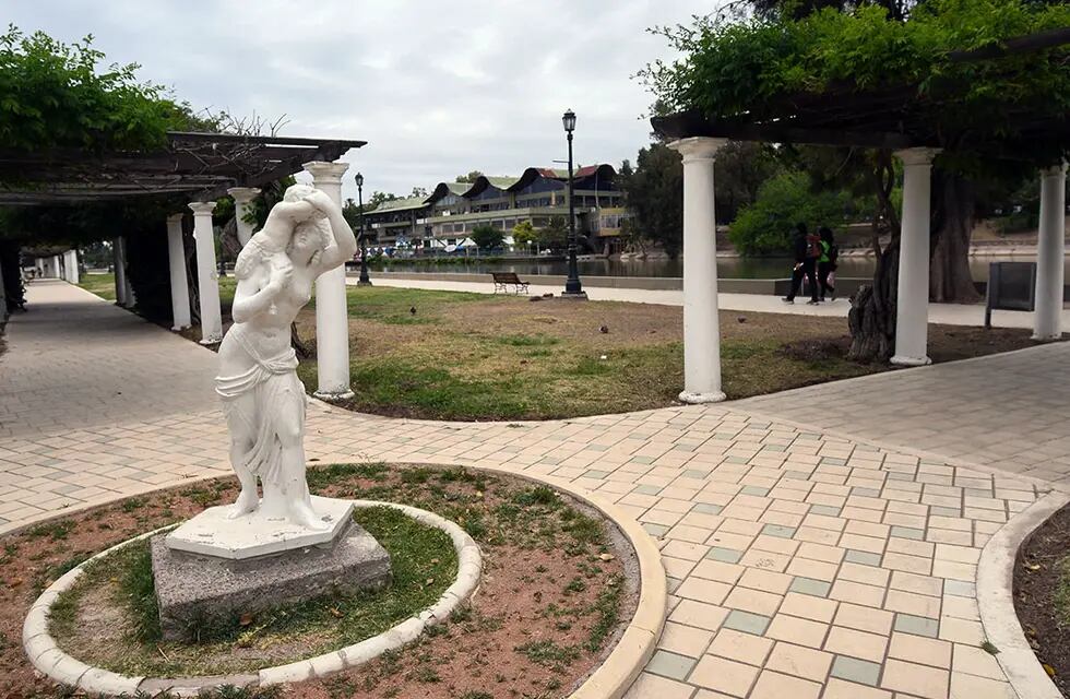 En el rosedal del Parque San Martín hay obras artísticas interesantes.