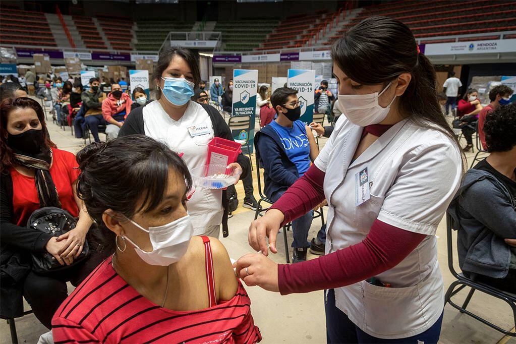 Vanesa Cornejo es farmacéutica y es vacunada por la enfermera Pamela Mancharrntt. Foto: Ignacio Blanco