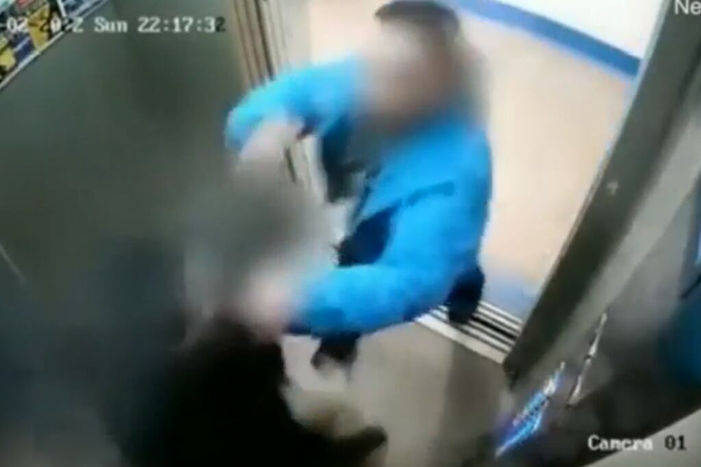 Un hombre golpeó al abusador de su hija cuando se abrió la peurta del ascensor.