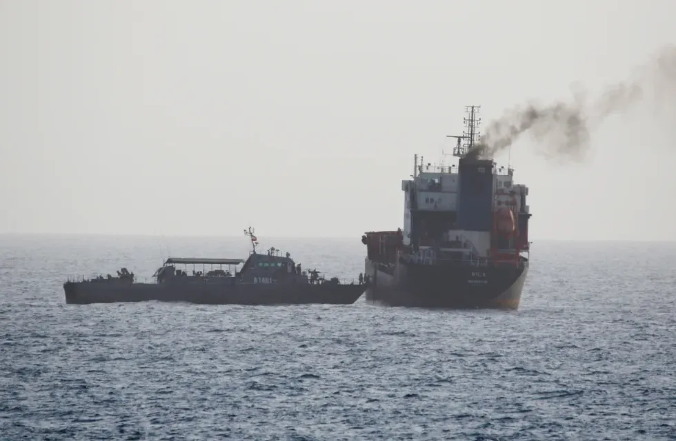 Irán confisca buque petrolero estadounidense luego de accidente que deja dos muertos en el Golfo de Omán.