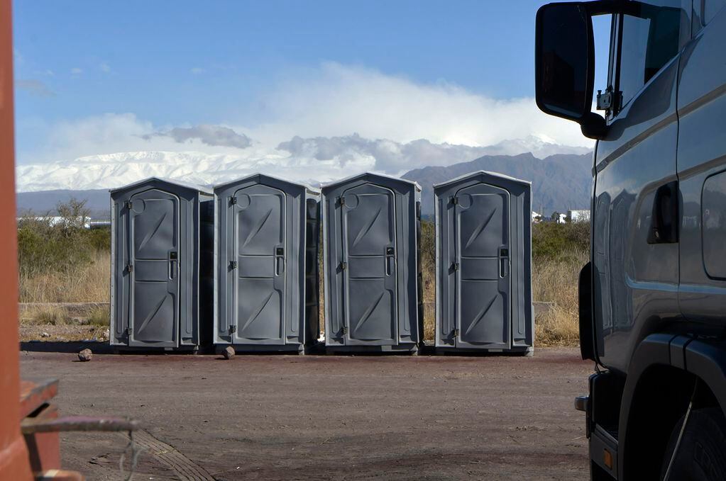 Los baños químicos fuera de servicio,  porque estaban sucios. Foto: Orlando Pelichotti / Los Andes