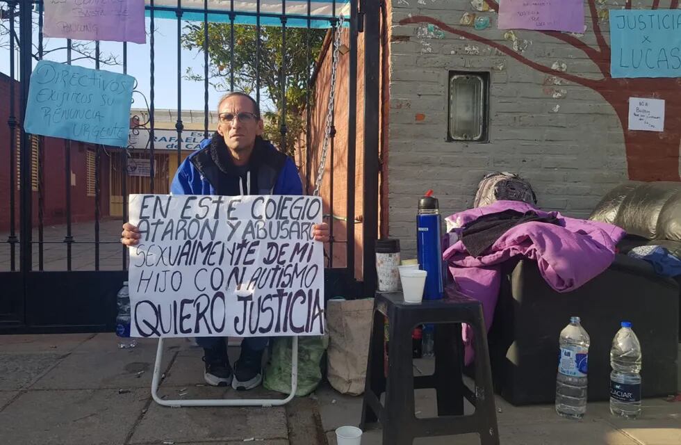 En la escuela Rafaela Sánchez de Caldelari de barrio Ayacucho. Ayer el papá del niño, que es autista, se encadenó para que se haga justicia.