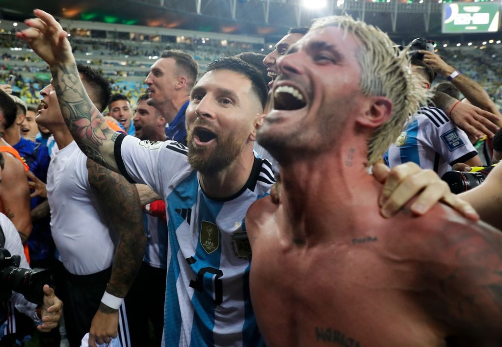 Messi festeja con De Paul el triunfo en el Maracaná ante Brasil. (Prensa AFA).