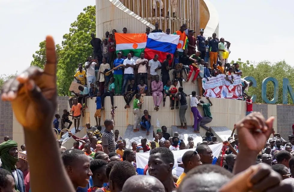 Cientos de manifestantes salieron a las calles nuevamente en apoyo a la junta militar que derrocó al gobierno nigerino la semana pasada. Imagen de las manifestaciones del pasado 30 de julio.