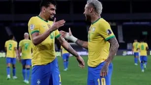 Paquetá saluda a Neymar, quien le sirvió el gol