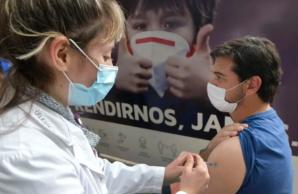 Los mendocinos aguardan novedades para saber cómo seguirá la campaña de vacunación. / Orlando Pelichotti