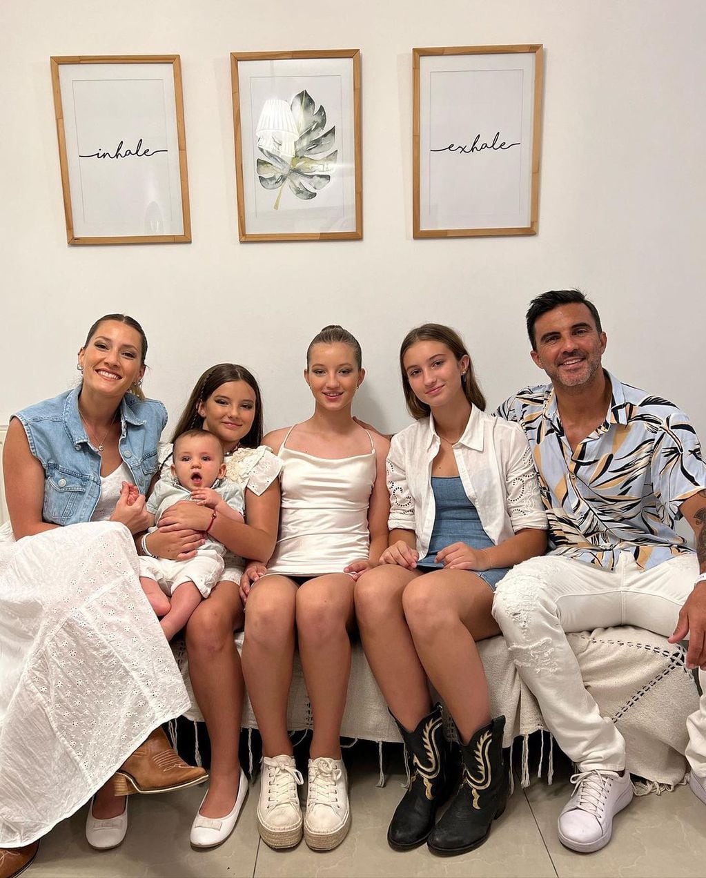 Fabián Cubero y Mica Viciconte junto a las hijas del futbolista y Lucca, su pequeño  hijo en común. 