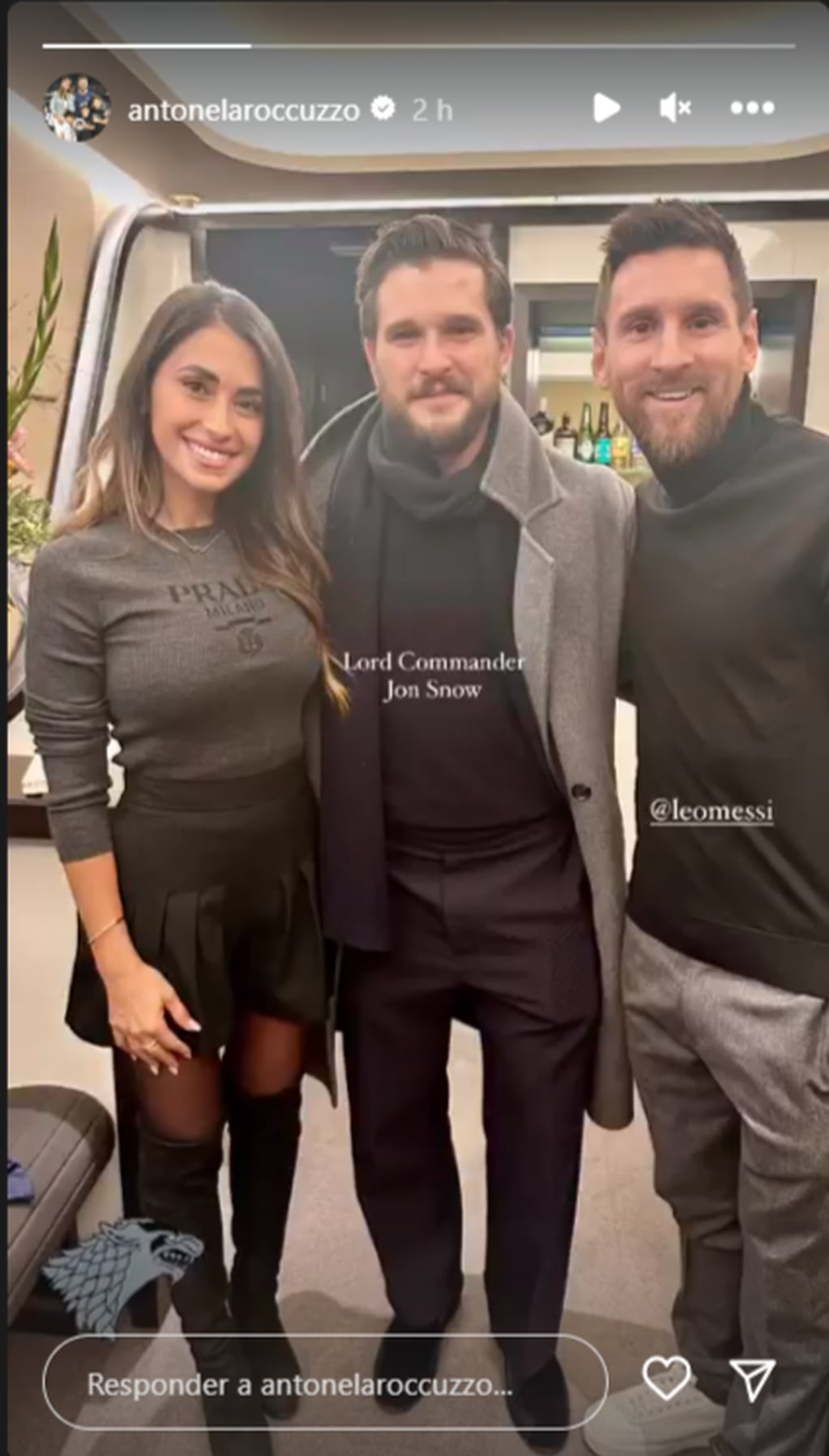 Lionel Messi y Antonela Roccuzzo junto a "Jon Snow", la estrella de Game of Thrones.