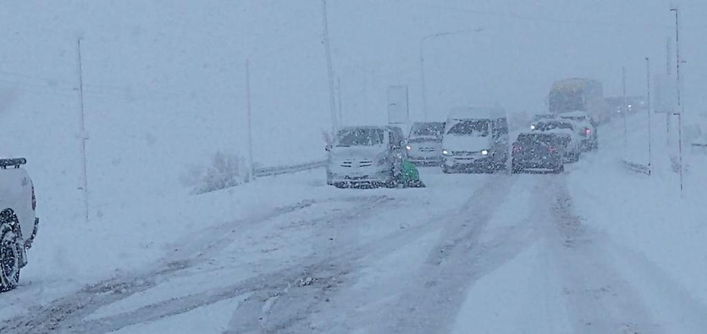Cayó gran cantidad de nieve en Las Leñas e intensifican los trabajos para despejar el camino. / Foto: Prensa Gobierno de Mendoza