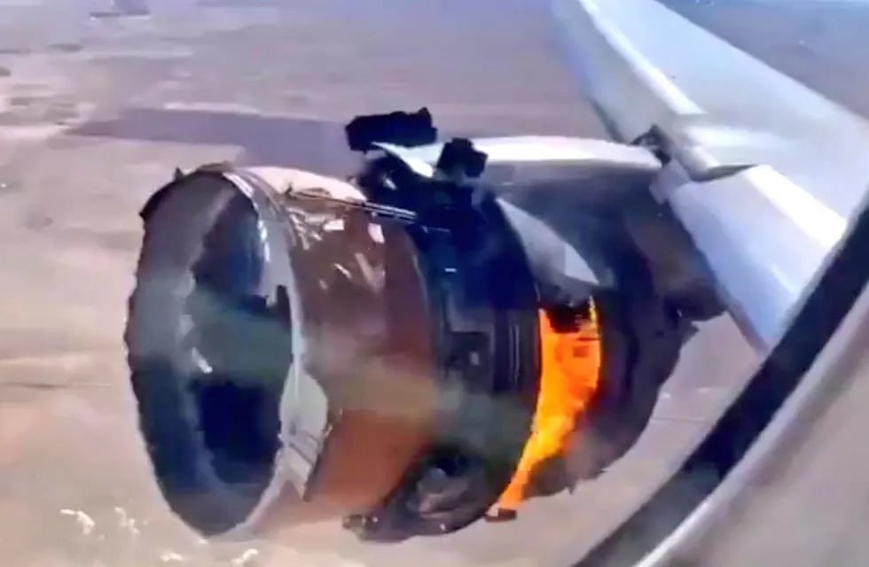 Un avión debió regresar al aeropuerto de Denver, en EE.UU., tras perder una turbina. Parte del material del motor cayó en un vecindario.