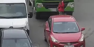 Video: cruzó la calle mirando su celular, fue atropellada por un camión y se salvó de milagro