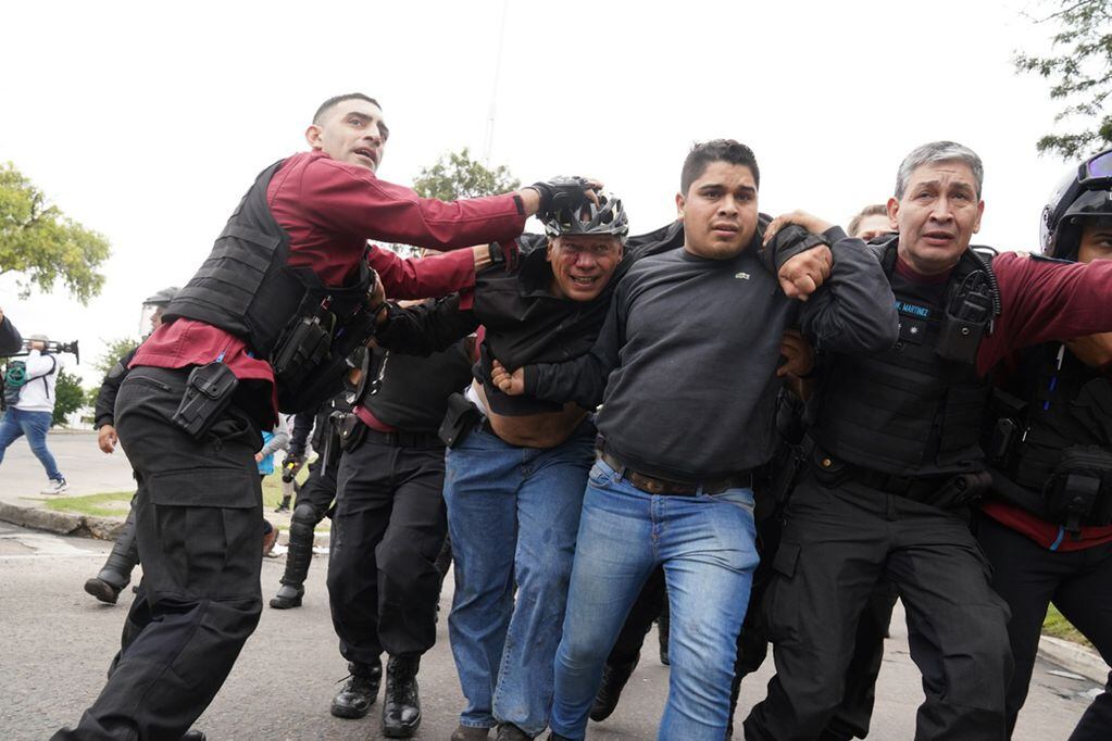 Protesta de colectiveros. El ministro de Seguridad Sergio Berni fue agredido por los manifestantes y debió ser evacuado en un auto blidando. (Maxi Failla / Clarín)